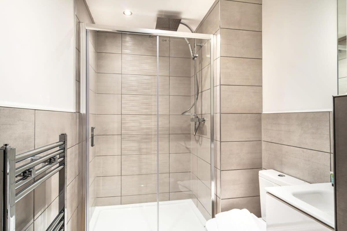 Stayzeni, Alexandra Rise 2 Bed Flat Apartment *